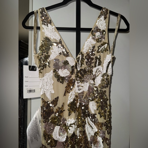 Sleeveless v neckline embellished nude evening gown - Picture 9 of 9